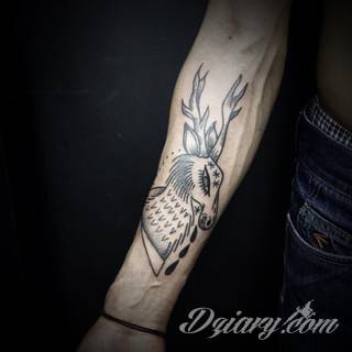Skomplikowane graficznie projekty tatuaży dla odważnych. Jeleń doskonale pasuje m.in. do podkreślenia karku, ale sprawdzi się też jako symboliczne rozgałęzienie palców dłoni. 