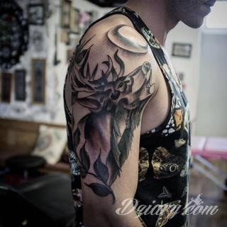 Skomplikowane graficznie projekty tatuaży dla odważnych. Jeleń doskonale pasuje m.in. do podkreślenia karku, ale sprawdzi się też jako symboliczne rozgałęzienie palców dłoni. 