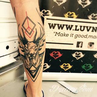 Skomplikowane graficznie projekty tatuaży dla odważnych. Jeleń doskonale pasuje m.in. do podkreślenia karku, ale sprawdzi się też jako symboliczne rozgałęzienie palców dłoni. 