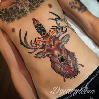 Skomplikowane graficznie projekty tatuaży dla odważnych. Jeleń doskonale pasuje m.in. do podkreślenia karku, ale sprawdzi się też jako symboliczne rozgałęzienie palców dłoni. 