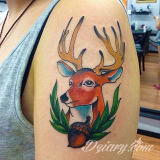 Skomplikowane graficznie projekty tatuaży dla odważnych. Jeleń doskonale pasuje m.in. do podkreślenia karku, ale sprawdzi się też jako symboliczne rozgałęzienie palców dłoni. 