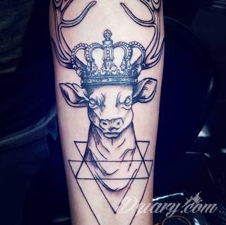 Skomplikowane graficznie projekty tatuaży dla odważnych. Jeleń doskonale pasuje m.in. do podkreślenia karku, ale sprawdzi się też jako symboliczne rozgałęzienie palców dłoni. 