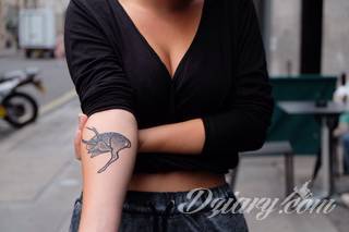 Skomplikowane graficznie projekty tatuaży dla odważnych. Jeleń doskonale pasuje m.in. do podkreślenia karku, ale sprawdzi się też jako symboliczne rozgałęzienie palców dłoni. 