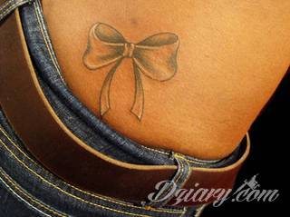 Ciekawe, przyciągające wzrok motywy kokardy to tatuaże, które idealnie pasują do ciała kobiecego. Lekkie, zwiewne, czasami wręcz frywolne - takie formaty wizualnie mogą zauroczyć. 