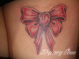 Ciekawe, przyciągające wzrok motywy kokardy to tatuaże, które idealnie pasują do ciała kobiecego. Lekkie, zwiewne, czasami wręcz frywolne - takie formaty wizualnie mogą zauroczyć. 