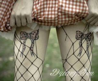 Ciekawe, przyciągające wzrok motywy kokardy to tatuaże, które idealnie pasują do ciała kobiecego. Lekkie, zwiewne, czasami wręcz frywolne - takie formaty wizualnie mogą zauroczyć. 