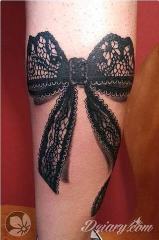 Ciekawe, przyciągające wzrok motywy kokardy to tatuaże, które idealnie pasują do ciała kobiecego. Lekkie, zwiewne, czasami wręcz frywolne - takie formaty wizualnie mogą zauroczyć. 