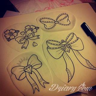 Ciekawe, przyciągające wzrok motywy kokardy to tatuaże, które idealnie pasują do ciała kobiecego. Lekkie, zwiewne, czasami wręcz frywolne - takie formaty wizualnie mogą zauroczyć. 