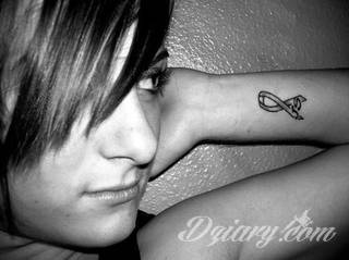 Ciekawe, przyciągające wzrok motywy kokardy to tatuaże, które idealnie pasują do ciała kobiecego. Lekkie, zwiewne, czasami wręcz frywolne - takie formaty wizualnie mogą zauroczyć. 