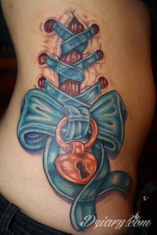 Ciekawe, przyciągające wzrok motywy kokardy to tatuaże, które idealnie pasują do ciała kobiecego. Lekkie, zwiewne, czasami wręcz frywolne - takie formaty wizualnie mogą zauroczyć. 