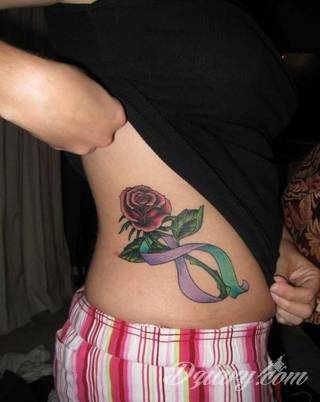 Ciekawe, przyciągające wzrok motywy kokardy to tatuaże, które idealnie pasują do ciała kobiecego. Lekkie, zwiewne, czasami wręcz frywolne - takie formaty wizualnie mogą zauroczyć. 