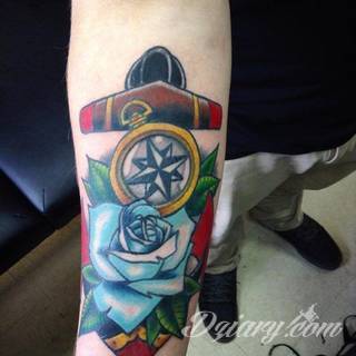 Grafika na skórze niczym mapa kierująca w konkretnym kierunku? Tatuaże, w których przewodnim motywem jest kompas pozwalają na wyjątkową wszechstronność zastosowania na ciele - od dłoni po np. ramiona. 