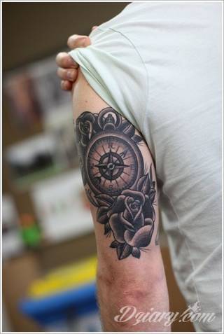 Grafika na skórze niczym mapa kierująca w konkretnym kierunku? Tatuaże, w których przewodnim motywem jest kompas pozwalają na wyjątkową wszechstronność zastosowania na ciele - od dłoni po np. ramiona. 