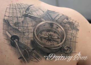 Grafika na skórze niczym mapa kierująca w konkretnym kierunku? Tatuaże, w których przewodnim motywem jest kompas pozwalają na wyjątkową wszechstronność zastosowania na ciele - od dłoni po np. ramiona. 