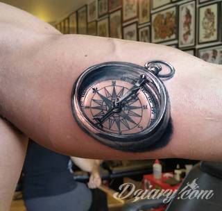 Grafika na skórze niczym mapa kierująca w konkretnym kierunku? Tatuaże, w których przewodnim motywem jest kompas pozwalają na wyjątkową wszechstronność zastosowania na ciele - od dłoni po np. ramiona. 