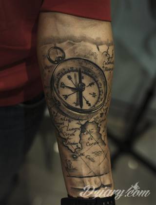 Grafika na skórze niczym mapa kierująca w konkretnym kierunku? Tatuaże, w których przewodnim motywem jest kompas pozwalają na wyjątkową wszechstronność zastosowania na ciele - od dłoni po np. ramiona. 