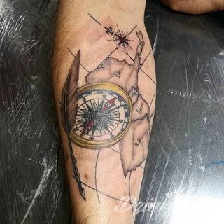 Grafika na skórze niczym mapa kierująca w konkretnym kierunku? Tatuaże, w których przewodnim motywem jest kompas pozwalają na wyjątkową wszechstronność zastosowania na ciele - od dłoni po np. ramiona. 