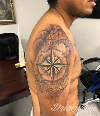 Grafika na skórze niczym mapa kierująca w konkretnym kierunku? Tatuaże, w których przewodnim motywem jest kompas pozwalają na wyjątkową wszechstronność zastosowania na ciele - od dłoni po np. ramiona. 