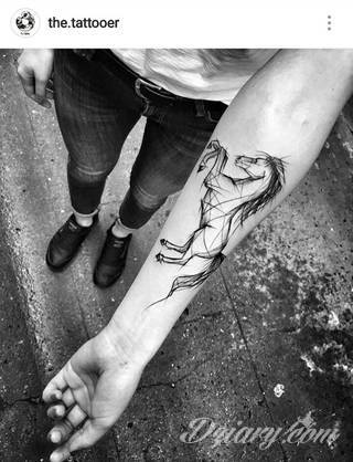 Niezmiennie pożądane i popularne tatuaże o różnorodnym wykorzystaniu motywu konia - zawsze w pędzie, zawsze dynamicznego, zawsze efektownego na skórze. To projekty, które pasują nie tylko do miłośników hippiki. 