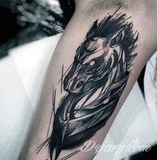 Niezmiennie pożądane i popularne tatuaże o różnorodnym wykorzystaniu motywu konia - zawsze w pędzie, zawsze dynamicznego, zawsze efektownego na skórze. To projekty, które pasują nie tylko do miłośników hippiki. 