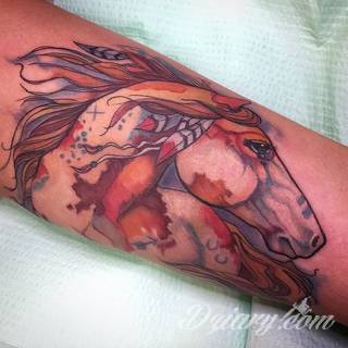 Niezmiennie pożądane i popularne tatuaże o różnorodnym wykorzystaniu motywu konia - zawsze w pędzie, zawsze dynamicznego, zawsze efektownego na skórze. To projekty, które pasują nie tylko do miłośników hippiki. 