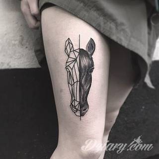 Niezmiennie pożądane i popularne tatuaże o różnorodnym wykorzystaniu motywu konia - zawsze w pędzie, zawsze dynamicznego, zawsze efektownego na skórze. To projekty, które pasują nie tylko do miłośników hippiki. 