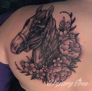 Niezmiennie pożądane i popularne tatuaże o różnorodnym wykorzystaniu motywu konia - zawsze w pędzie, zawsze dynamicznego, zawsze efektownego na skórze. To projekty, które pasują nie tylko do miłośników hippiki. 