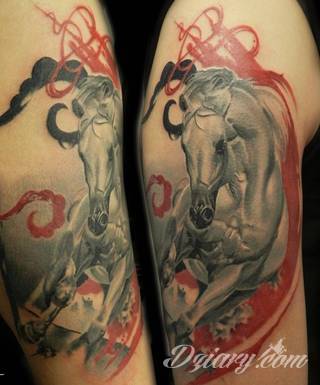 Niezmiennie pożądane i popularne tatuaże o różnorodnym wykorzystaniu motywu konia - zawsze w pędzie, zawsze dynamicznego, zawsze efektownego na skórze. To projekty, które pasują nie tylko do miłośników hippiki. 