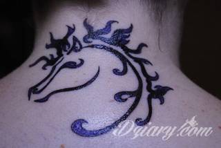 Niezmiennie pożądane i popularne tatuaże o różnorodnym wykorzystaniu motywu konia - zawsze w pędzie, zawsze dynamicznego, zawsze efektownego na skórze. To projekty, które pasują nie tylko do miłośników hippiki. 