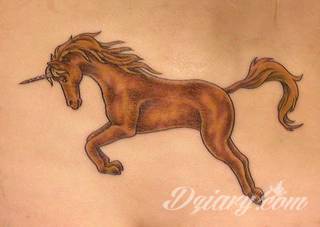 Niezmiennie pożądane i popularne tatuaże o różnorodnym wykorzystaniu motywu konia - zawsze w pędzie, zawsze dynamicznego, zawsze efektownego na skórze. To projekty, które pasują nie tylko do miłośników hippiki. 