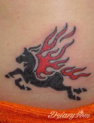 Niezmiennie pożądane i popularne tatuaże o różnorodnym wykorzystaniu motywu konia - zawsze w pędzie, zawsze dynamicznego, zawsze efektownego na skórze. To projekty, które pasują nie tylko do miłośników hippiki. 