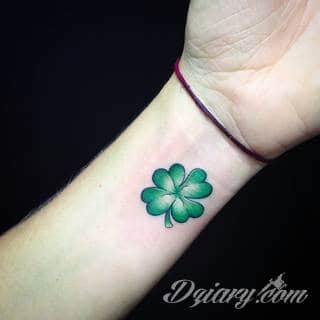 Zieleń doskonale podkreślająca kolor skóry - tatuaże w formie koniczyny to zarówno wzory subtelne i niewielkie, jak i spore formy, których centrum ciekawie zaaranżować można w np. znamieniu. 