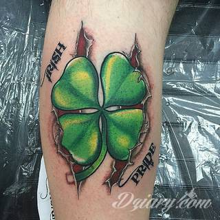 Zieleń doskonale podkreślająca kolor skóry - tatuaże w formie koniczyny to zarówno wzory subtelne i niewielkie, jak i spore formy, których centrum ciekawie zaaranżować można w np. znamieniu. 