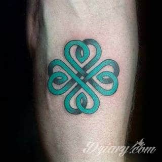 Zieleń doskonale podkreślająca kolor skóry - tatuaże w formie koniczyny to zarówno wzory subtelne i niewielkie, jak i spore formy, których centrum ciekawie zaaranżować można w np. znamieniu. 