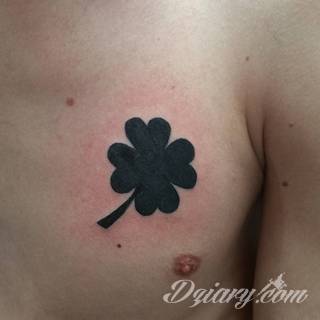 Zieleń doskonale podkreślająca kolor skóry - tatuaże w formie koniczyny to zarówno wzory subtelne i niewielkie, jak i spore formy, których centrum ciekawie zaaranżować można w np. znamieniu. 