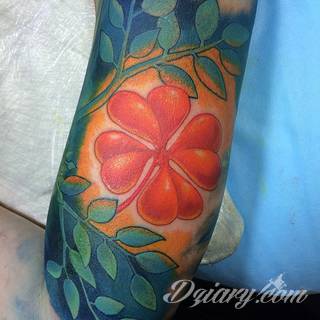 Zieleń doskonale podkreślająca kolor skóry - tatuaże w formie koniczyny to zarówno wzory subtelne i niewielkie, jak i spore formy, których centrum ciekawie zaaranżować można w np. znamieniu. 