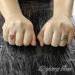 Zieleń doskonale podkreślająca kolor skóry - tatuaże w formie koniczyny to zarówno wzory subtelne i niewielkie, jak i spore formy, których centrum ciekawie zaaranżować można w np. znamieniu. 