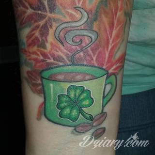 Zieleń doskonale podkreślająca kolor skóry - tatuaże w formie koniczyny to zarówno wzory subtelne i niewielkie, jak i spore formy, których centrum ciekawie zaaranżować można w np. znamieniu. 