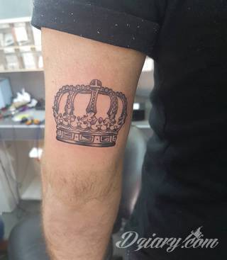 Korona na tatuażach przybiera różnorodne formy. To zarówno projekty skromne i zarysowane subtelnie jak i intensywnie kolorowe nakrycia o fantazyjnych kształtach. Tatuaże wpływające niewątpliwie na pokłady wyobraźni. 