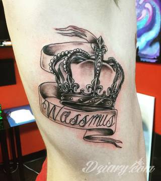 Korona na tatuażach przybiera różnorodne formy. To zarówno projekty skromne i zarysowane subtelnie jak i intensywnie kolorowe nakrycia o fantazyjnych kształtach. Tatuaże wpływające niewątpliwie na pokłady wyobraźni. 