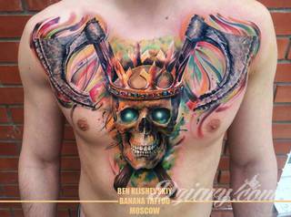 Korona na tatuażach przybiera różnorodne formy. To zarówno projekty skromne i zarysowane subtelnie jak i intensywnie kolorowe nakrycia o fantazyjnych kształtach. Tatuaże wpływające niewątpliwie na pokłady wyobraźni. 