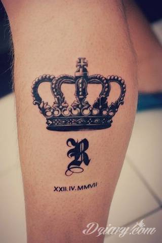 Korona na tatuażach przybiera różnorodne formy. To zarówno projekty skromne i zarysowane subtelnie jak i intensywnie kolorowe nakrycia o fantazyjnych kształtach. Tatuaże wpływające niewątpliwie na pokłady wyobraźni. 