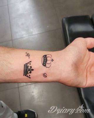 Korona na tatuażach przybiera różnorodne formy. To zarówno projekty skromne i zarysowane subtelnie jak i intensywnie kolorowe nakrycia o fantazyjnych kształtach. Tatuaże wpływające niewątpliwie na pokłady wyobraźni. 