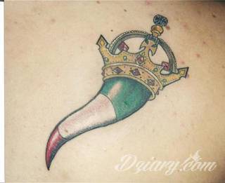 Korona na tatuażach przybiera różnorodne formy. To zarówno projekty skromne i zarysowane subtelnie jak i intensywnie kolorowe nakrycia o fantazyjnych kształtach. Tatuaże wpływające niewątpliwie na pokłady wyobraźni. 