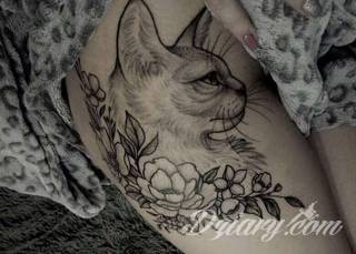 Kocie tatuaże to nie tylko duże projekty sympatycznych milusińskich. Tatuaże z kotami to również małe projekty, które dyskretnie ozdabiają miejsca częściowo zakryte - fragmenty uszy czy obręcz barkową.