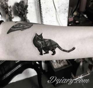 Kocie tatuaże to nie tylko duże projekty sympatycznych milusińskich. Tatuaże z kotami to również małe projekty, które dyskretnie ozdabiają miejsca częściowo zakryte - fragmenty uszy czy obręcz barkową.