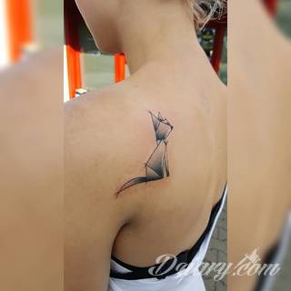 Kocie tatuaże to nie tylko duże projekty sympatycznych milusińskich. Tatuaże z kotami to również małe projekty, które dyskretnie ozdabiają miejsca częściowo zakryte - fragmenty uszy czy obręcz barkową.