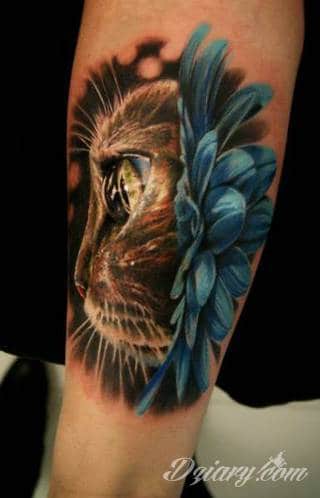 Kocie tatuaże to nie tylko duże projekty sympatycznych milusińskich. Tatuaże z kotami to również małe projekty, które dyskretnie ozdabiają miejsca częściowo zakryte - fragmenty uszy czy obręcz barkową.