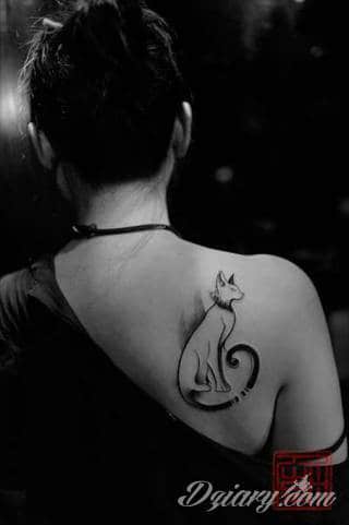 Kocie tatuaże to nie tylko duże projekty sympatycznych milusińskich. Tatuaże z kotami to również małe projekty, które dyskretnie ozdabiają miejsca częściowo zakryte - fragmenty uszy czy obręcz barkową.