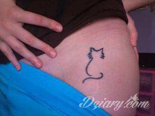 Kocie tatuaże to nie tylko duże projekty sympatycznych milusińskich. Tatuaże z kotami to również małe projekty, które dyskretnie ozdabiają miejsca częściowo zakryte - fragmenty uszy czy obręcz barkową.